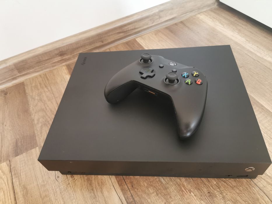 Xbox one x 1 TB +pad