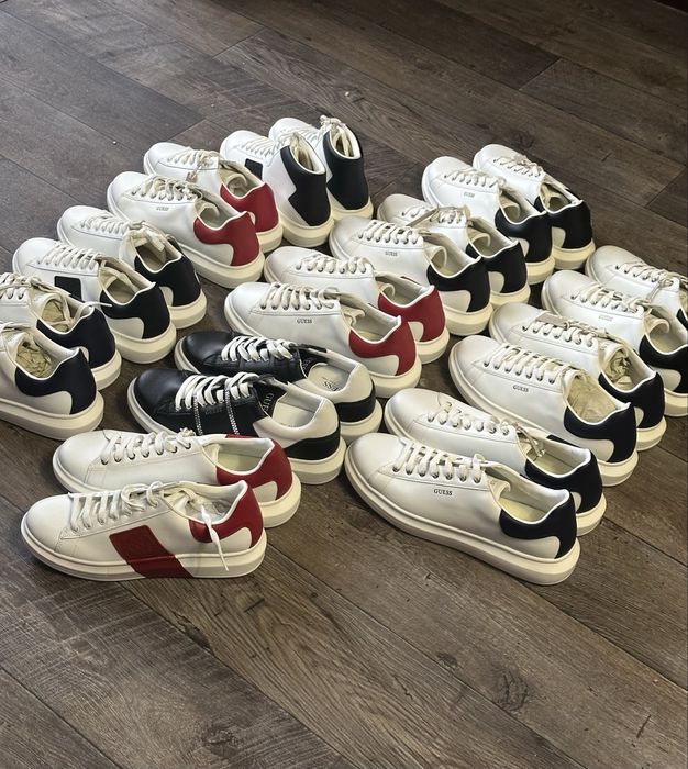 Лот кросівок Guess 8 пар