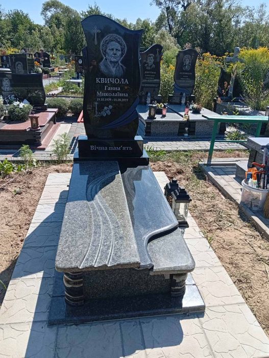 Виготовлення та встановлення пам'ятників. Підняття та вирівнювання пам'ятників. Обкладання могил бруківкою та плиткою.