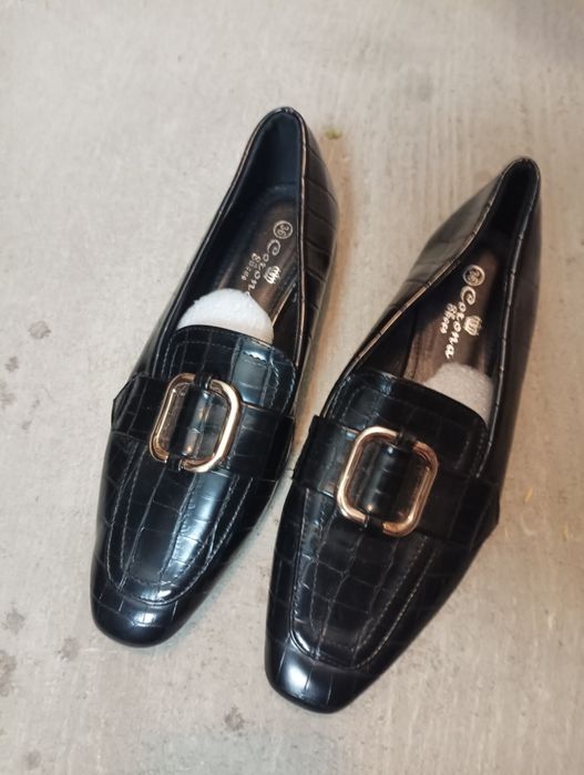 Sapatos practicamente novos