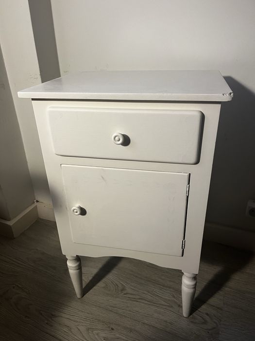 Mesa de cabeceira vintage branca - com gaveta e porta