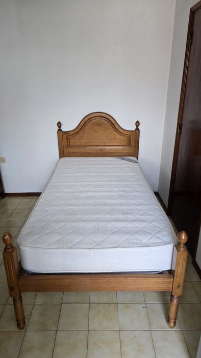 Cama de solteiro em madeira