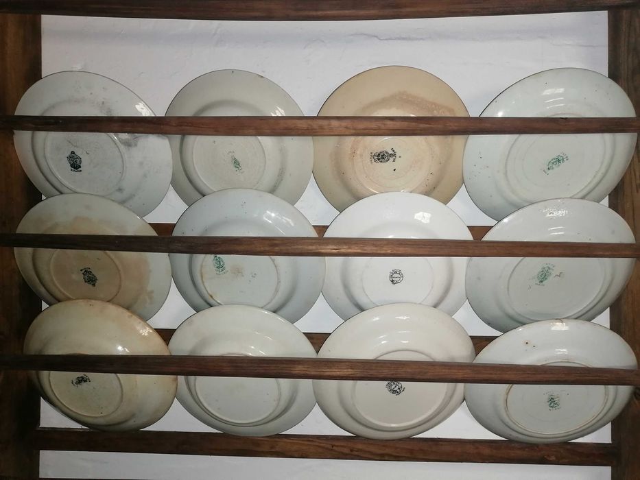 Conjunto escaparate/estanheira/estante e loiça "cavalinho"/"Estátua"