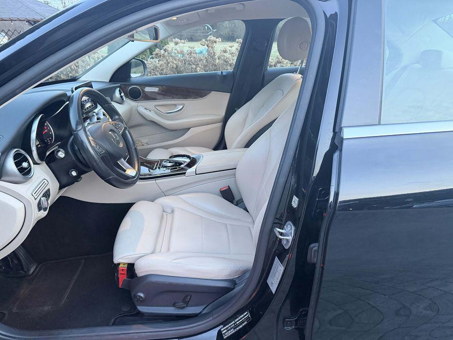 Kobiecy elegancki Mercedes C 200 4MATIC