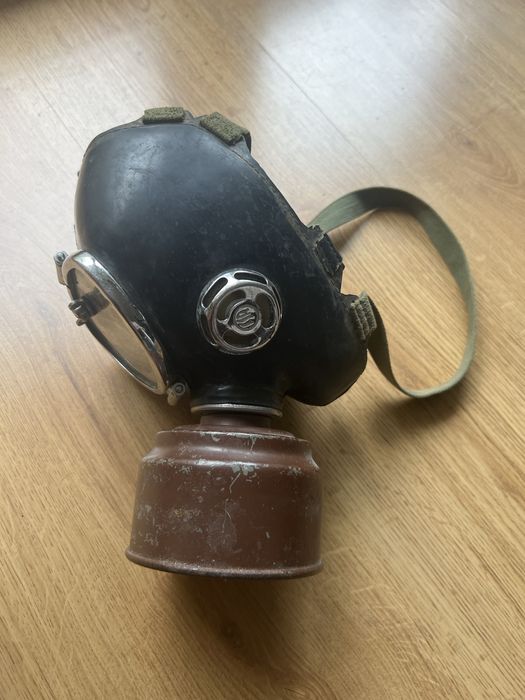 Maska przeciwgazowa z wycieraczka i filtrem