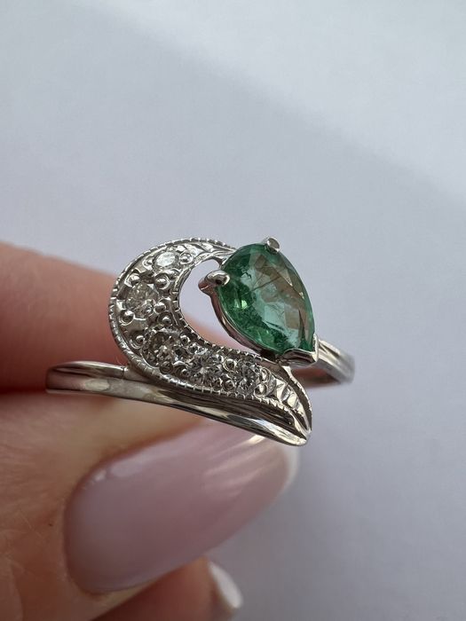 Золотое кольцо с бриллиантами и изумрудом р16 белое золото 585 проба