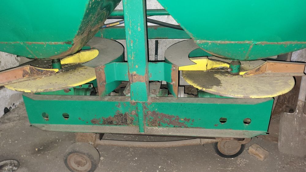 розкидувач мінеральних добрив МВД-12