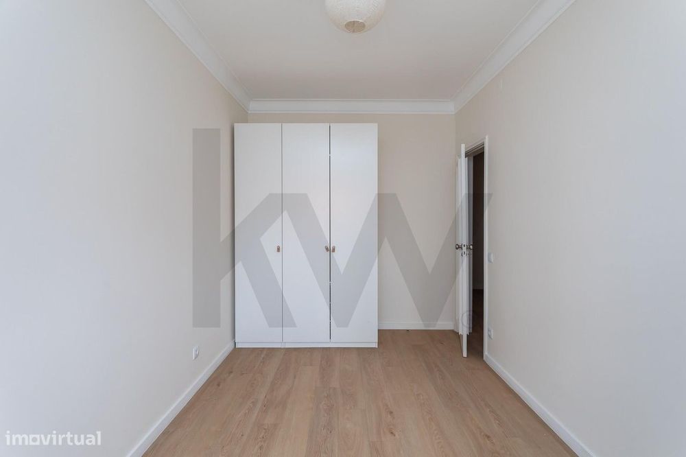 T2 renovado com varanda na Estrela | 2.300€/mês