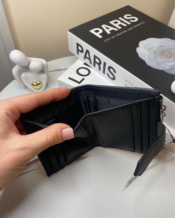 Жіночий темно-сірий гаманець Guess