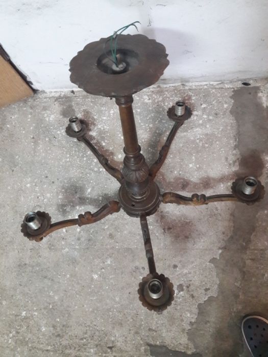 Żyrandol drewniany. Ręcznie rzeźbiony