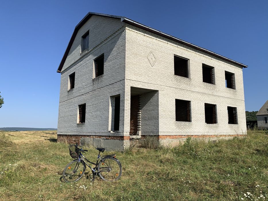 Продам будинок,недострой з вел. ділянкою 50 сот. трасса Е40 Київ-Чоп
