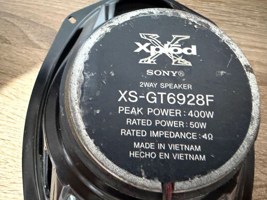 Duas colunas para carro da Sony