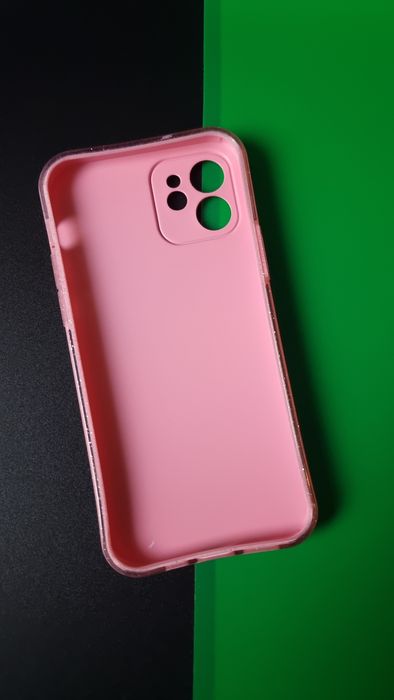 Etui na iPhone 12 (6,1 cala) w kolorze różowym z delikatnym brokatem.