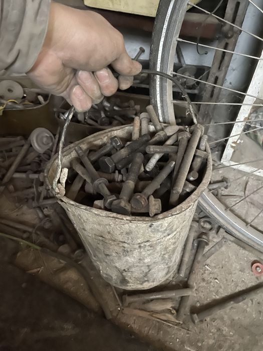 ) Болти стальні моторні головочні