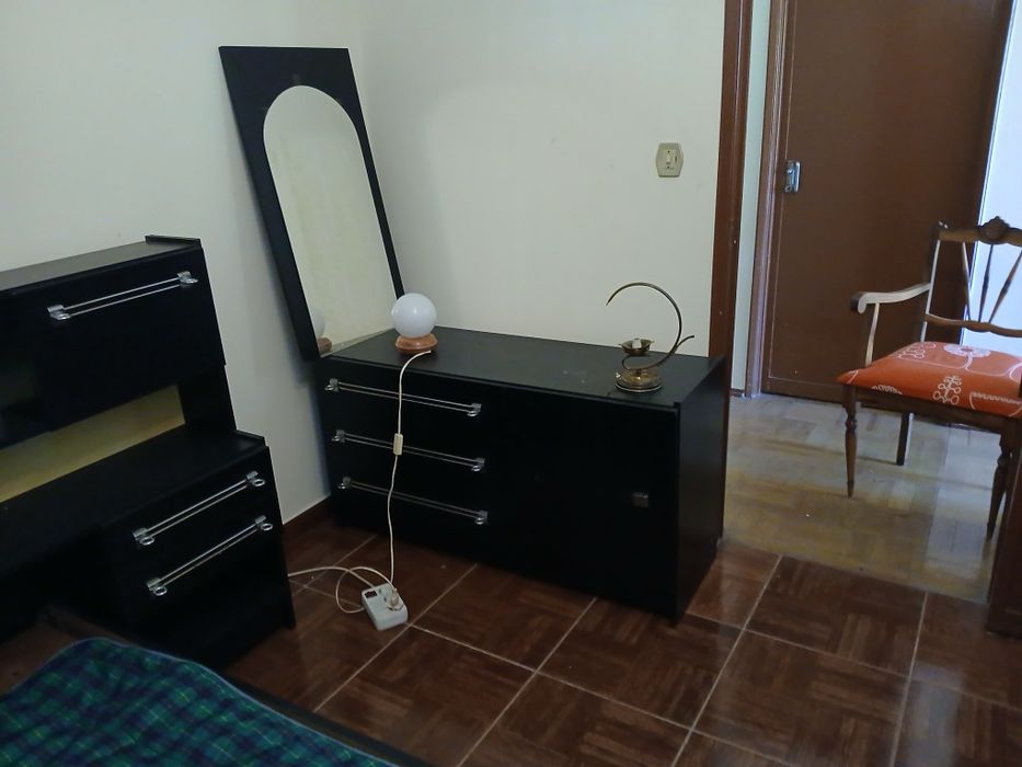 Cama de casal com cabeceira, aparador e espelho