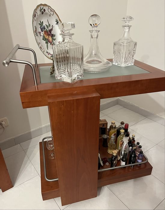Mesa de centro e carrinho de bebidas em cerejeira