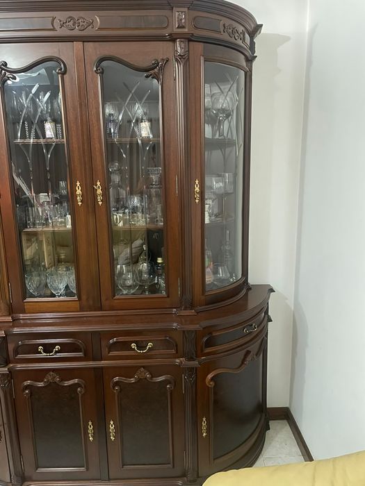 Móvel de sala com cristaleira