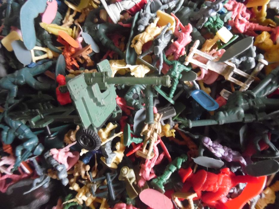 Centenas de soldadinhos de brinquedo, figuras militares clássicas em caixa de metal antiga