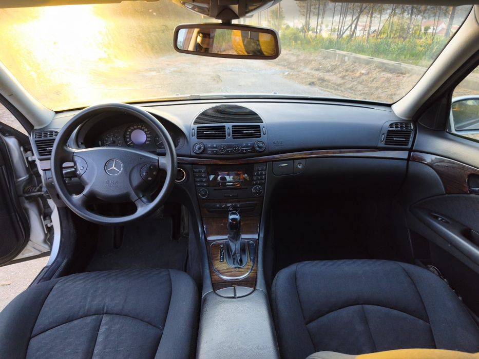 Mercedes-Benz Classe E 270 CDI Executive II Aut. (2005) – Potência, Conforto e Fiabilidade