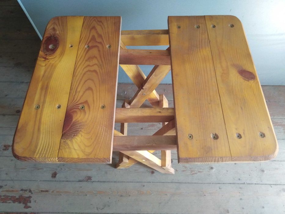 Стіл розкладний зі стільчиками