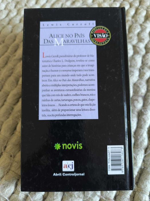 Livro "Alice no País das Maravilhas" de Lewis Carroll