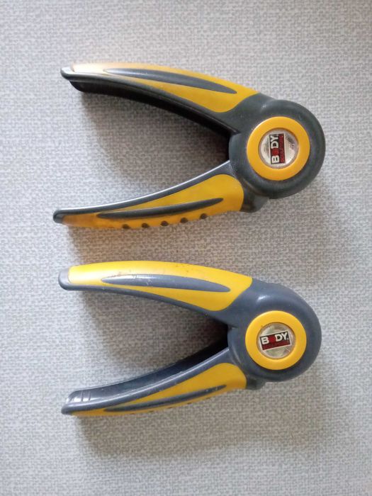 Эспандер кистевой пружинный ножницы