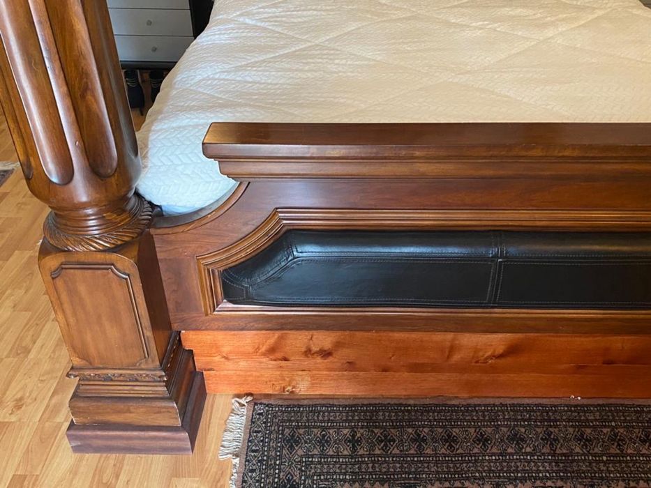 Cama com dossel de madeira e comoda estilo antigo