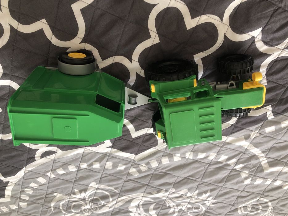 Traktor z przyczepą dla konia zielony