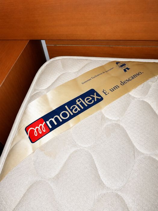 Conjunto Quarto Completo em Madeira – Cama + Colchão + Estrado + 2 Mesas de Cabeceira + Cómoda + Camiseiro