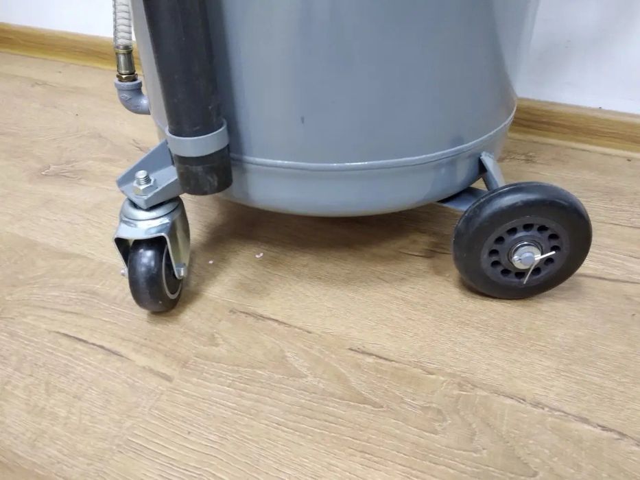 Установка для заміни масла 80л. Вакуумная установка для замены масла