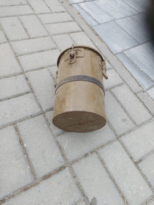 Stary pojemnik puszka na amunicję