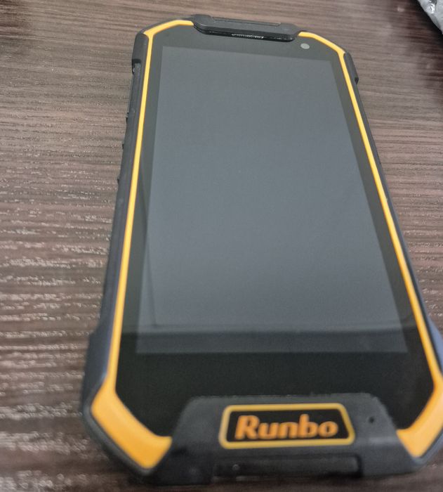 Smartfon Runbo F1
