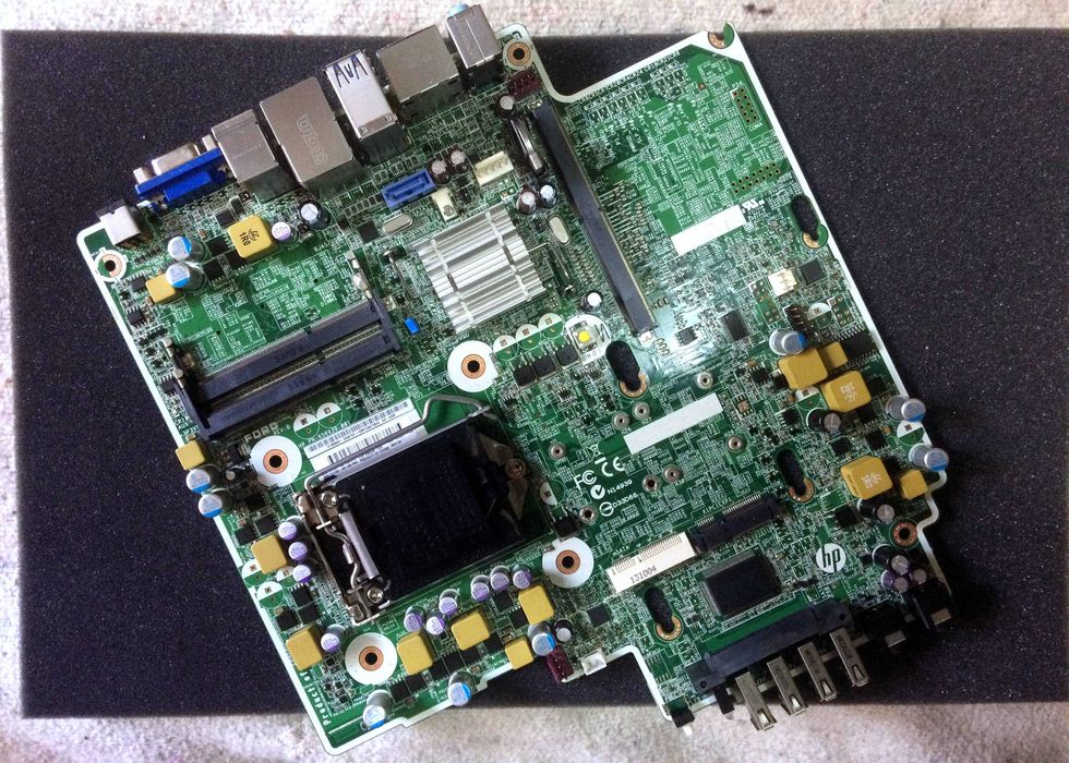 HP EliteDesk 8300 USDT (Motherboard AVARIADA e chassis/cooler/DVD)