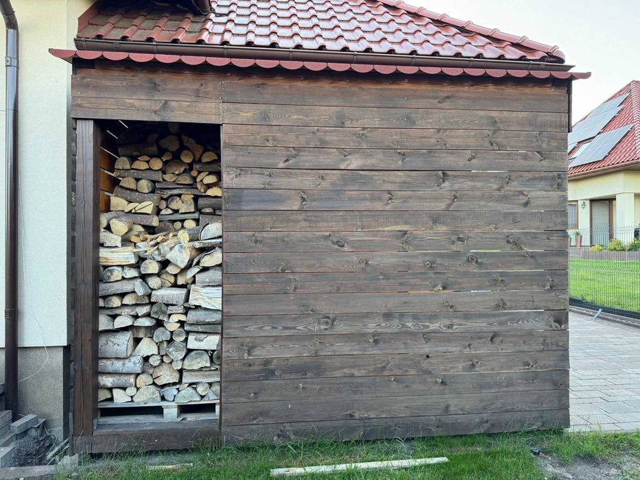 Szopa drewniana na drzewo i Quada