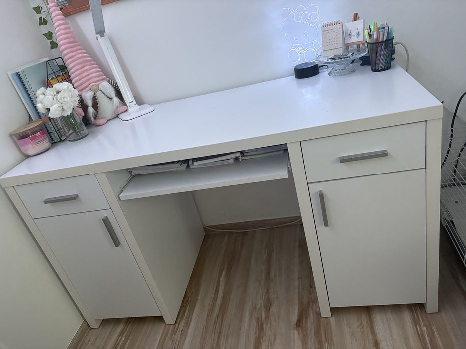 Białe duże biurko