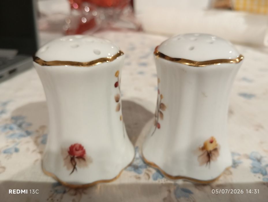Saleiro e pimenteiro porcelana com rebordo dourado