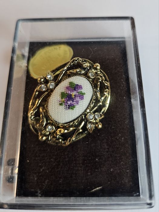 Broszka w stylu  vintage haftowana