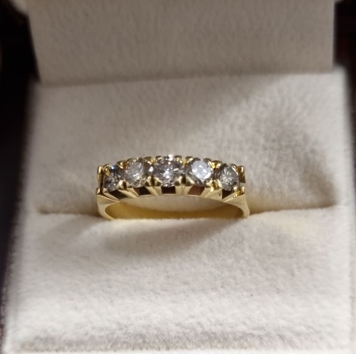 Piękny złoty pierścionek z maturalnymi  brylantami  0,55ct