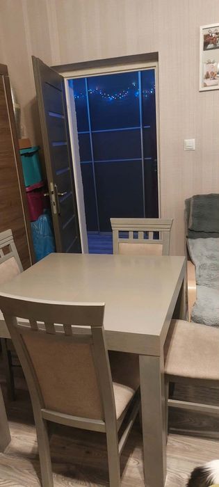 Zestaw stół plus 4 krzesła