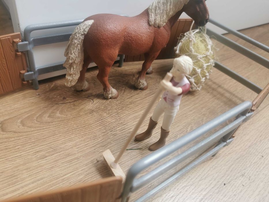 Ręcznie robiona siatka na siano+ miotła dla figurek koni np. schleich.