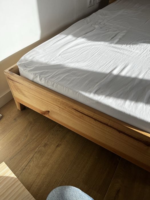 Cama em pinho e colchão como novos