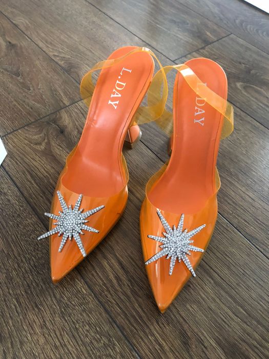 Szpilki w kolorze pomarańczowym