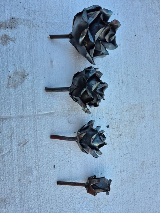 Ŕóża ręcznie kuta