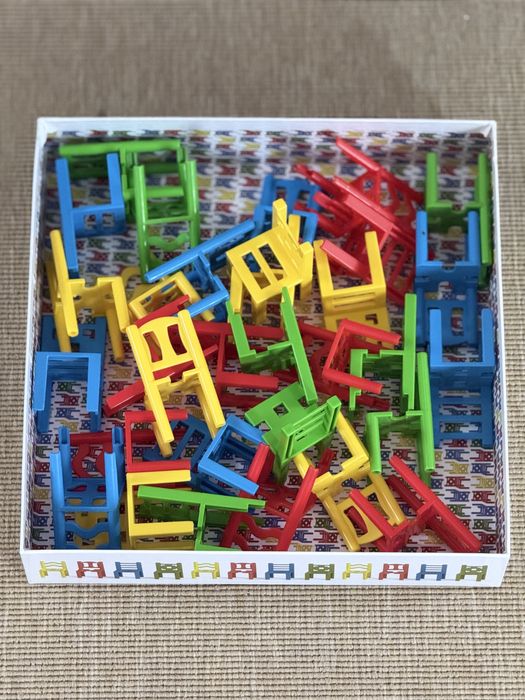 Jogo de Tabuleiro Mistakos - O Jogo para Empilhar Cadeiras.