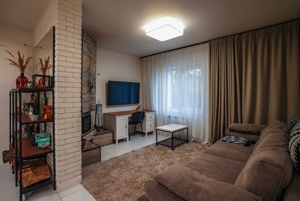 Оренда будинку біля лісу з ванною у спальні, каміном і мангалом.