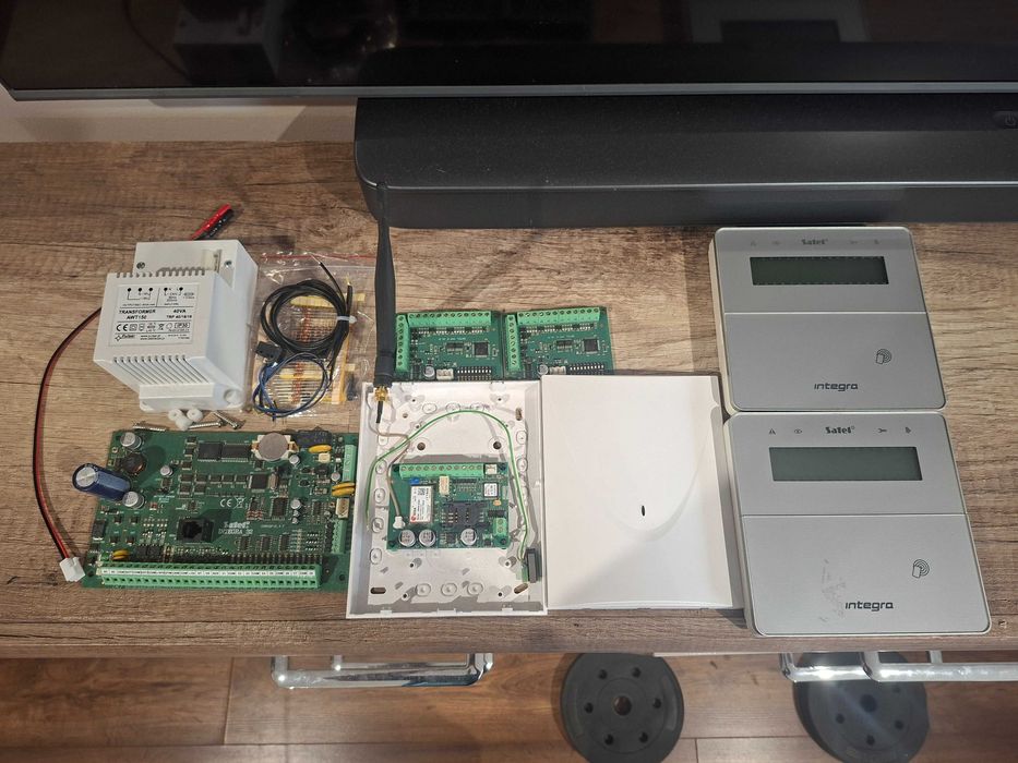 ZESTAW ALARMOWY Satel Integra 32