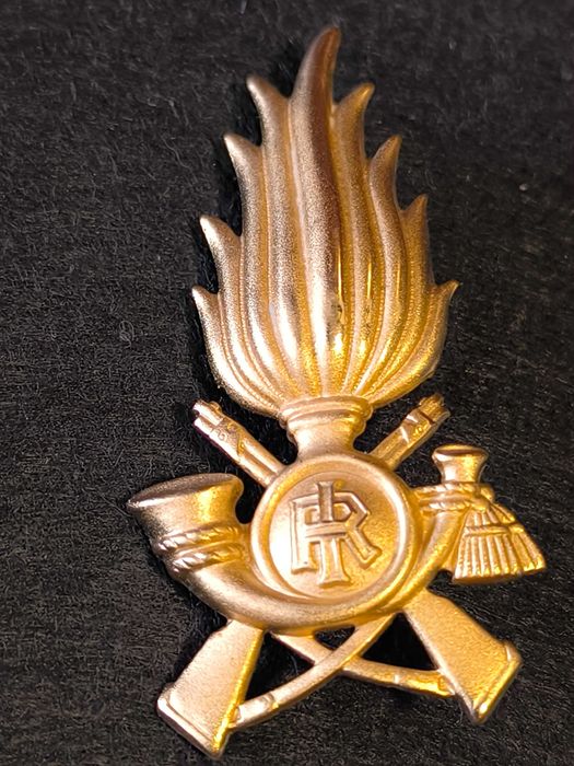 Insígnia de boné dourada para oficiais  Italianos, com design de chama e motivos militares.