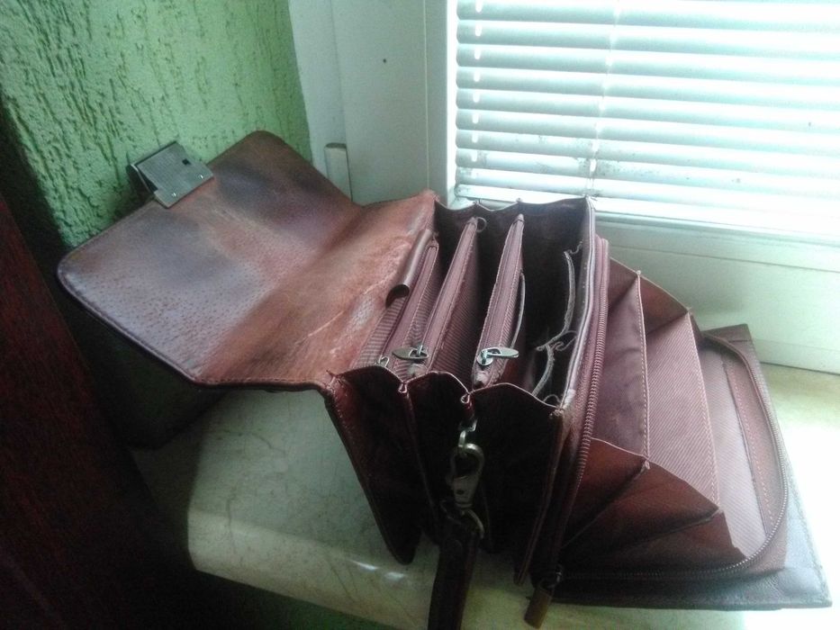 Барсетка кожаная с ключем в отличном состоянии