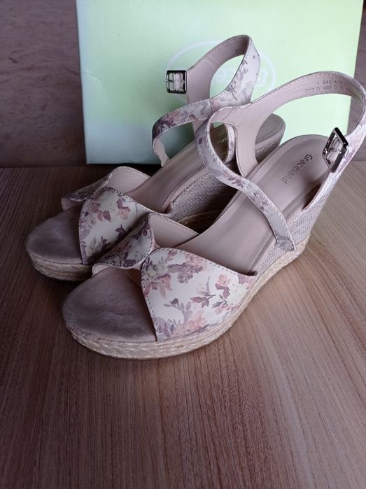Sandały na koturnie r.39