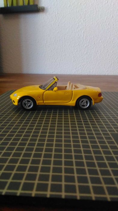 Miniatura de Mazda MX-5 miata em escala 1/43